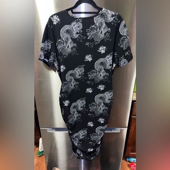 Black and white dragon detail dress - Picture 2 of 4